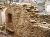 Wand des mittelalterlichen Kellers der Domherrenkurie