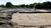 Sportplätze: Die orange markierten Bodenverfärbungen stammen von den Pfostenstellungen eines sogenannten „Sechspfostenspeichers“