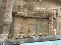 Ausgrabung am Domplatz vor dem Neubau des Landesmuseums: Blick in den mittelalterlichen Keller des älteren Steingebäudes