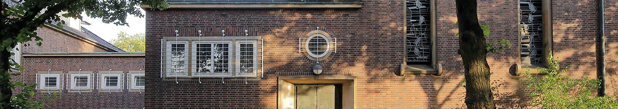 Blick auf die Backstein-Fassade mit Eingangstür