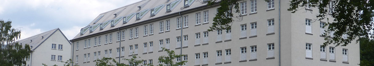 Langgestrecktes schlichtes Gebäude