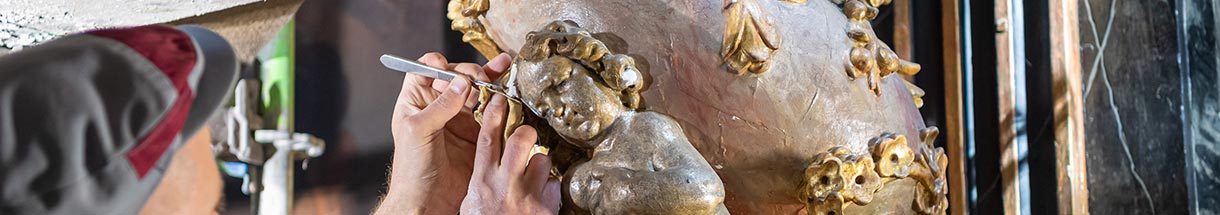 Arbeit mit einem Skalpell an einer barocken Figur