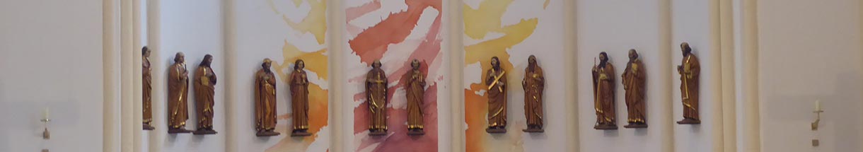 Freskenmalerei zwischen 12 Apostelfiguren