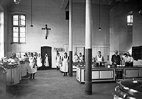 Schwarz-weiß-Foto: Nonnen in einer großen Küche