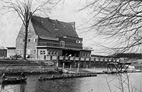 Schwarz-weiß-Foto des alten Freibads