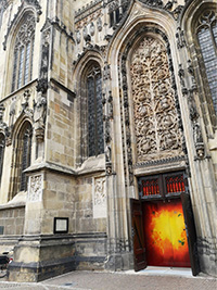 Gestaltete Glastür am Eingang zur Lambertikirche