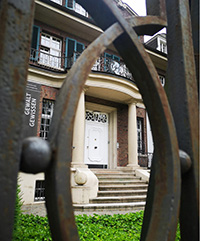 Blick durch das Geländer auf die Villa ten Hompel