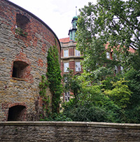 Blick auf die Außenmauern des Zwingers