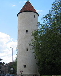 Hoher heller Turm mit rotem Spitzdach