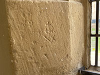 Sandstein mit eingeritzten Zeichen