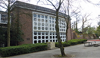 Außenfassade mit großer Fensterfront