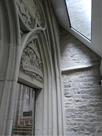 Blick auf das Portal im Haupteingang der Kirche