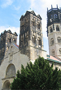Kirche mit zwei viereckigen Türmen, im Hintergrund ein achteckiger Turm
