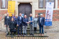 Informierten im Krameramtshaus über den Tag des offenen Denkmals (vl.nr.): Christopher Festersen (Stadtplanungsamt) und Mechthild Mennebröcker (Städtische Denkmalbehörde), Sarah Wiechers (DSD), Bernadette Spinnen (Münster Marketing), Stadtbaurat Robin Denstorff, Oberbürgermeister Markus Lewe, Dr. Steffen Skudelny (Vorstand Deutsche Stiftung Denkmalschutz), Dr. Ursula Schirmer (DSD), Ludger Brinkmann (Städtische Denkmalbehörde).