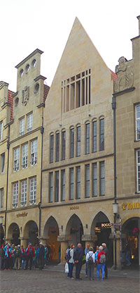 Giebelhäuser am Prinzipalmarkt, darunter eins mit modernen Stilelementen.