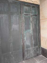Die mit Kupfertafeln beschlagenen Portale des Westwerks der Erphokirche.