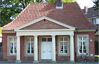 Das klassizistische Torhaus