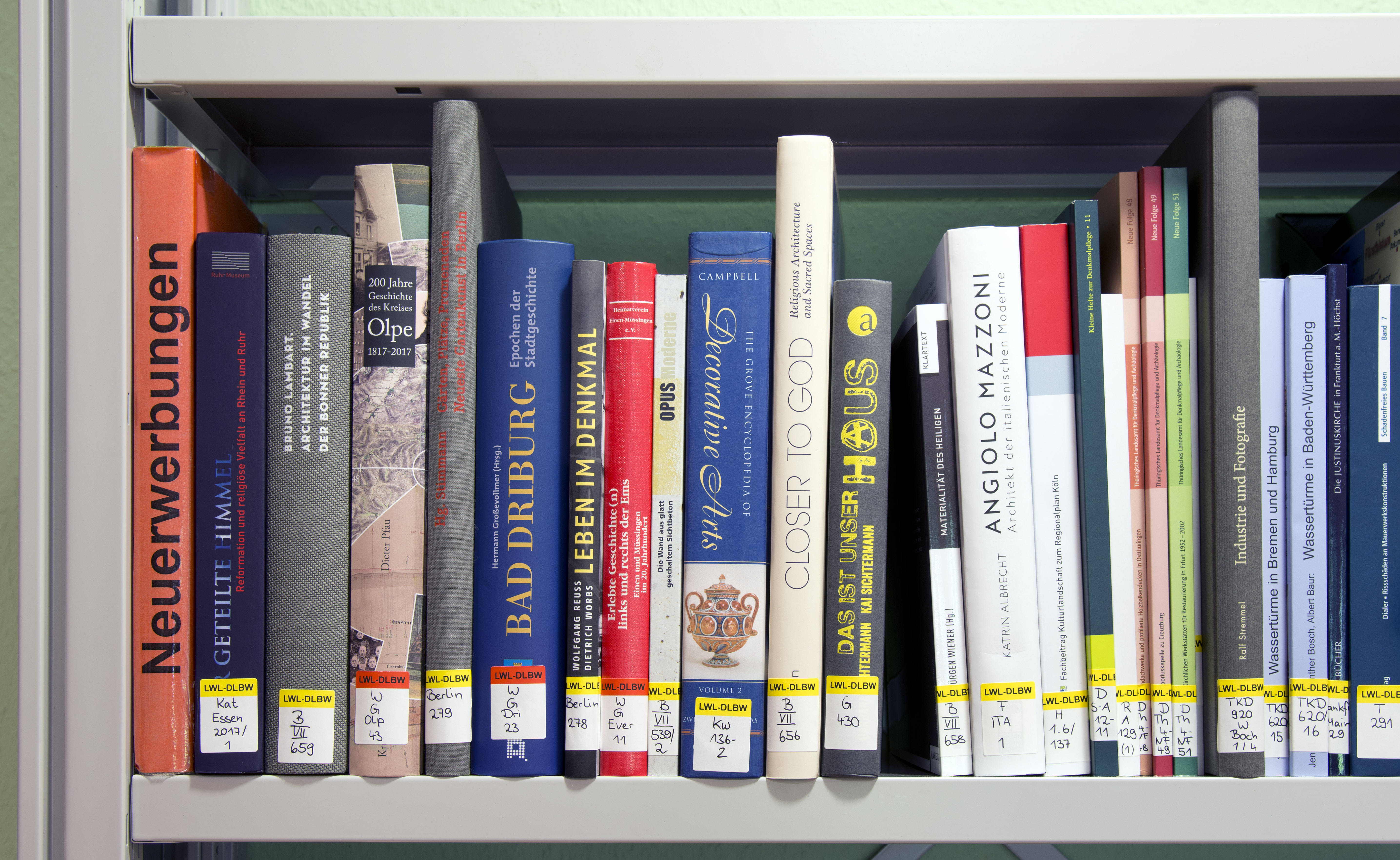 Bücher in der Denkmal-Bibliothek