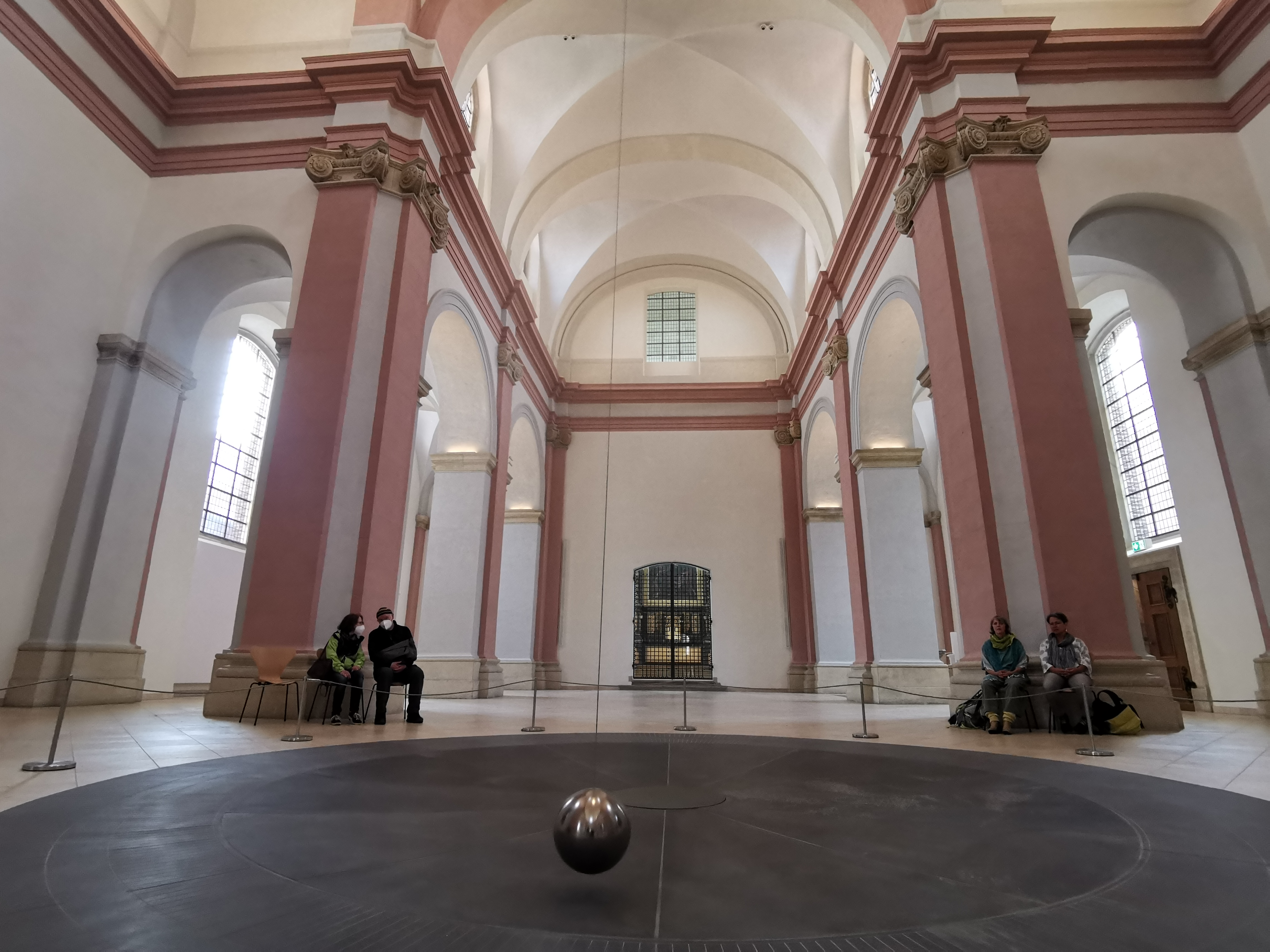 Das Kunstwerk „Zwei Graue Doppelspiegel für ein Pendel"