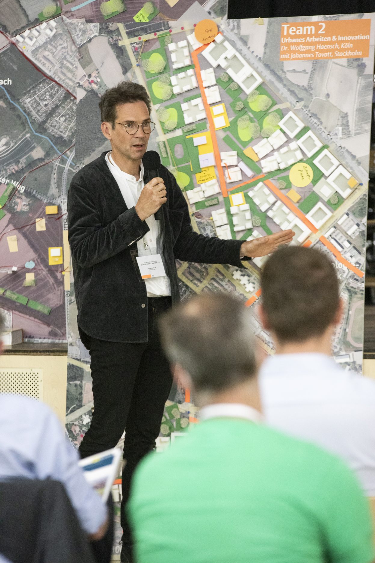 Johannes Tovatt präsentiert die Ergebnisse des Teams 2 "Urbanes Arbeiten & Innovation""