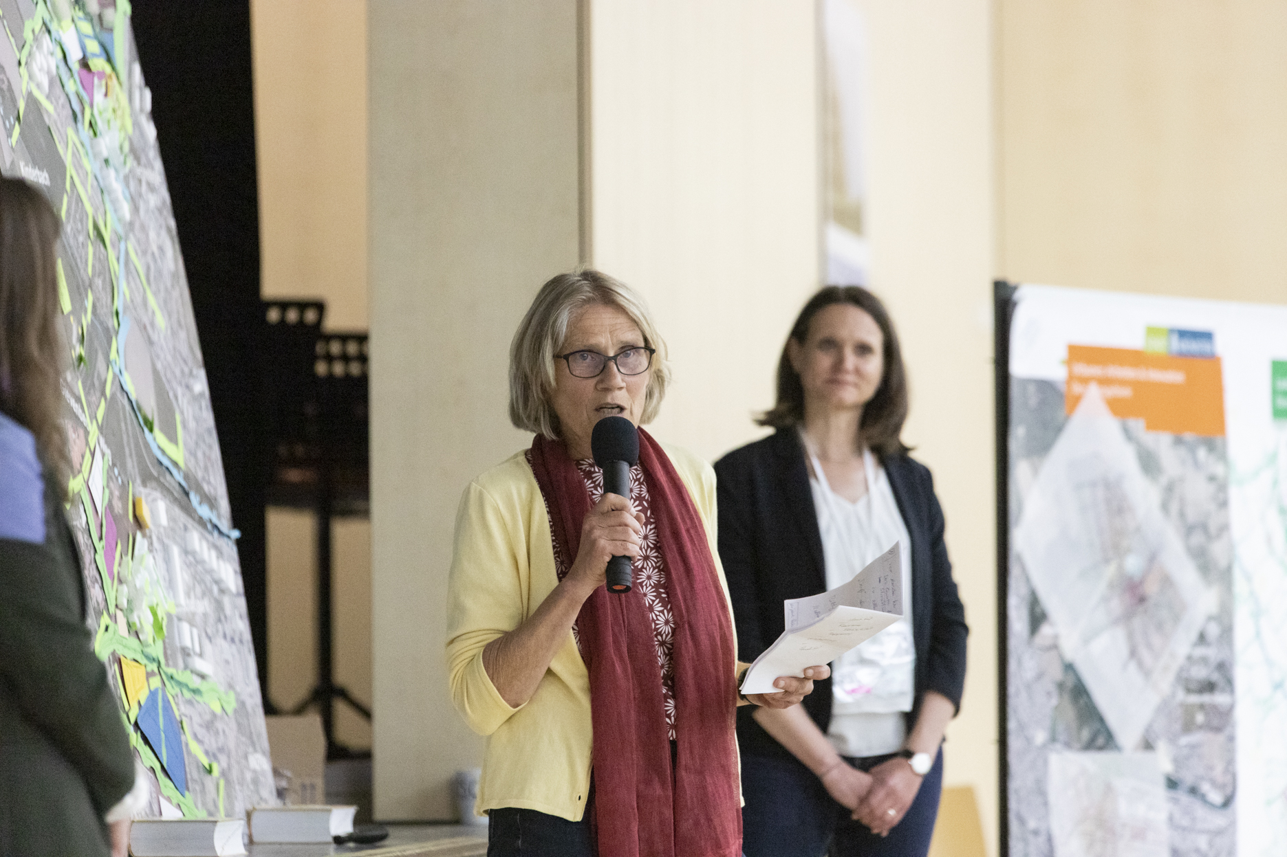 Prof. Dr. Petra Teitscheid, Nadine Radtke und Svenja Henning präsentieren die Ergebnisse des Teams 3 "Vielfalt & Zusammenleben"