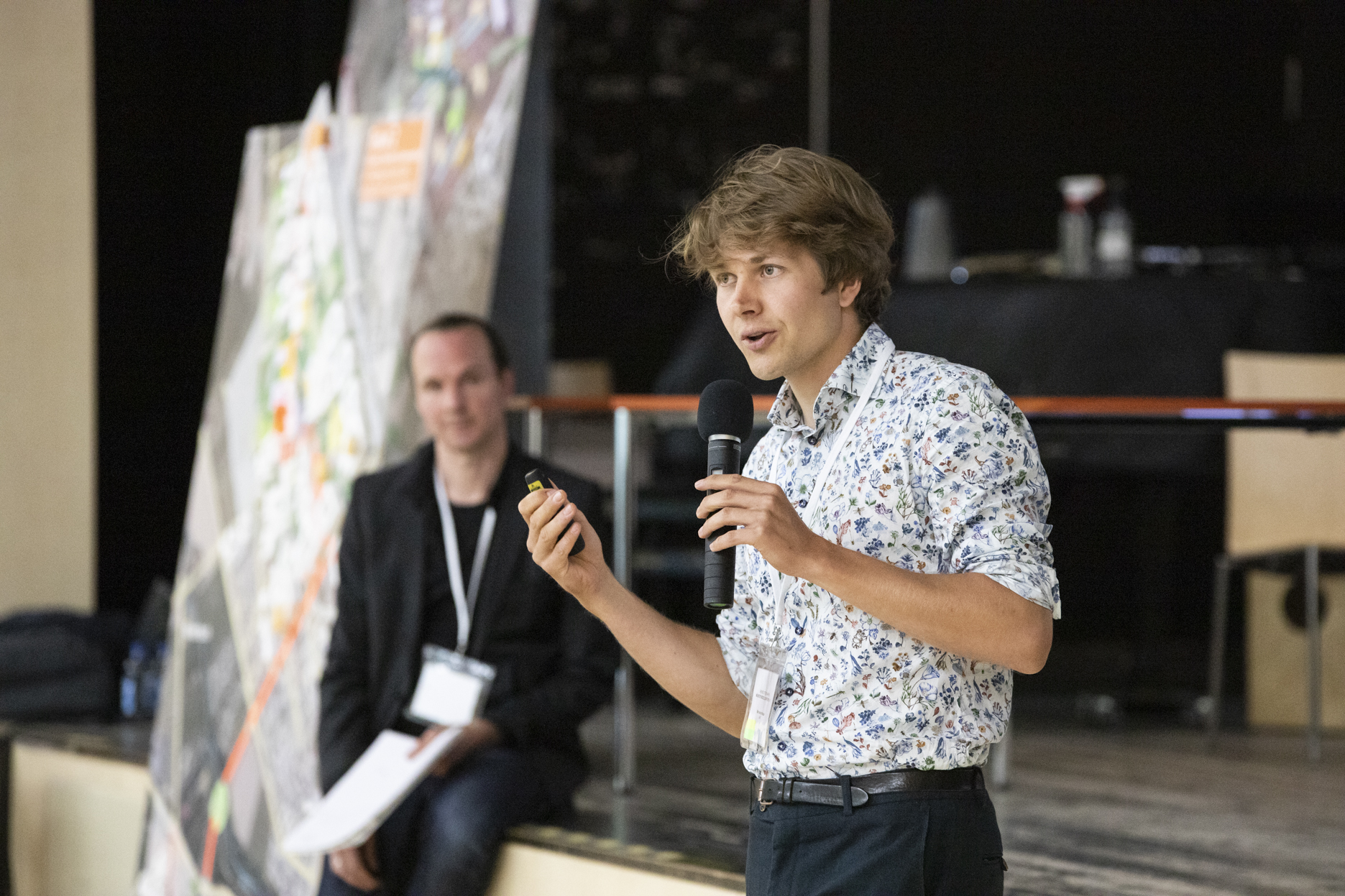 Marc van der Woude und Matthias Rammig präsentieren die Ergebnisse des Teams 4 "Landschaft & Nachhaltigkeit"