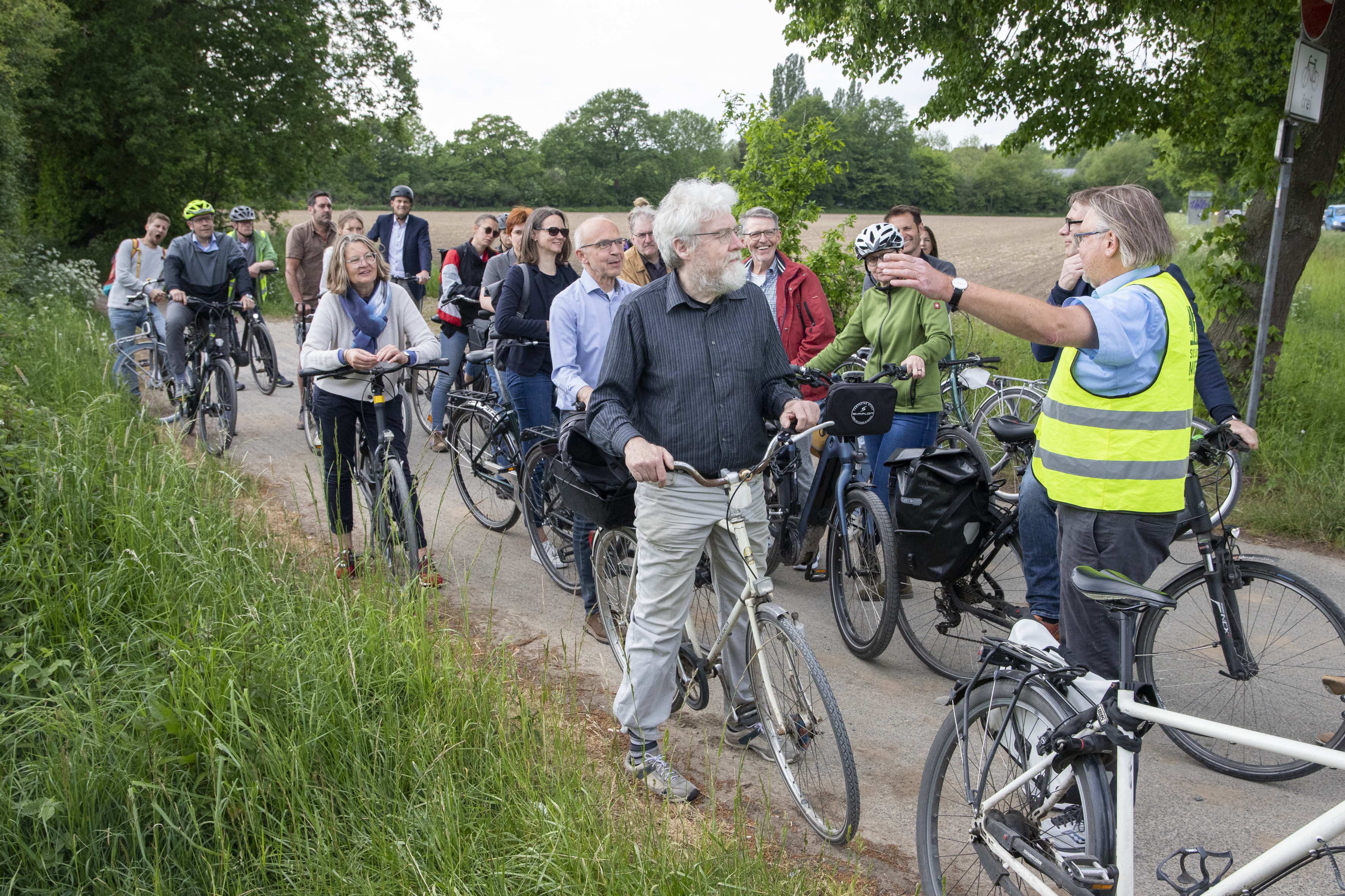 Gruppe von Radfahrenden während der Erläuterung des Planungsraumes