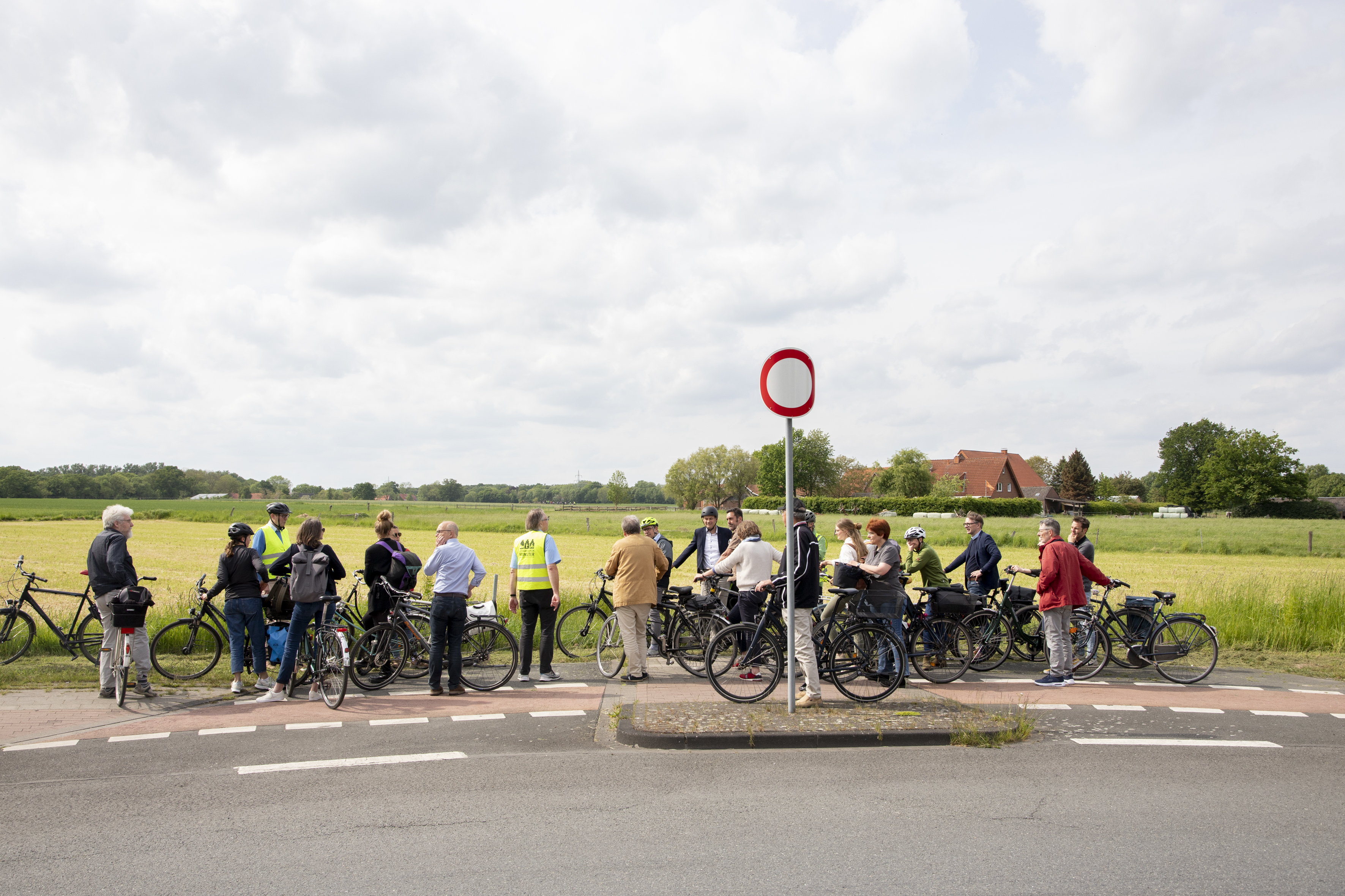 Gruppe von Radfahrenden am Kreisverkehr am Johann-Krane-Weg