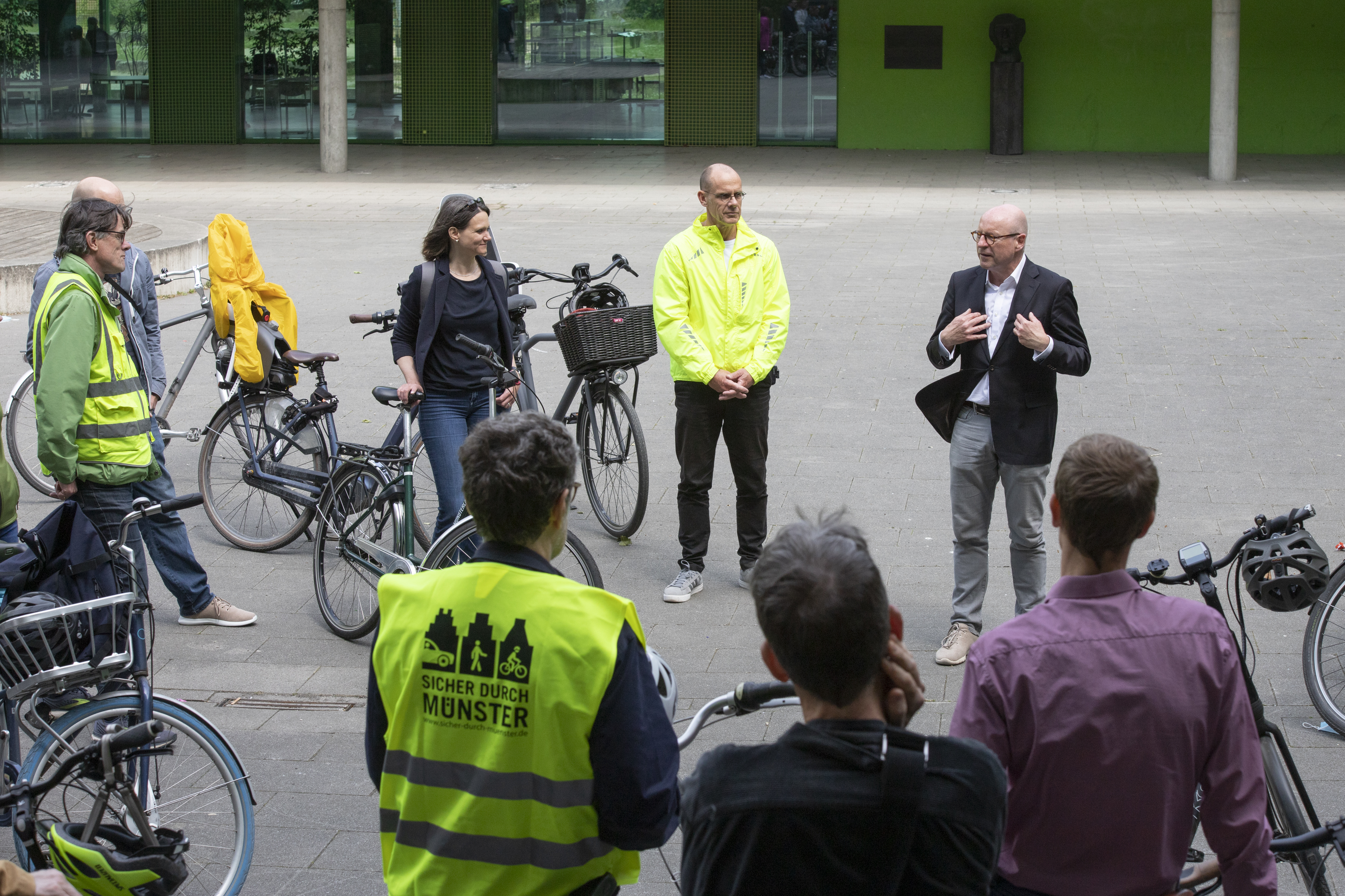 Herr Lewe bei der Begrüßung zur Fahrradexkursion