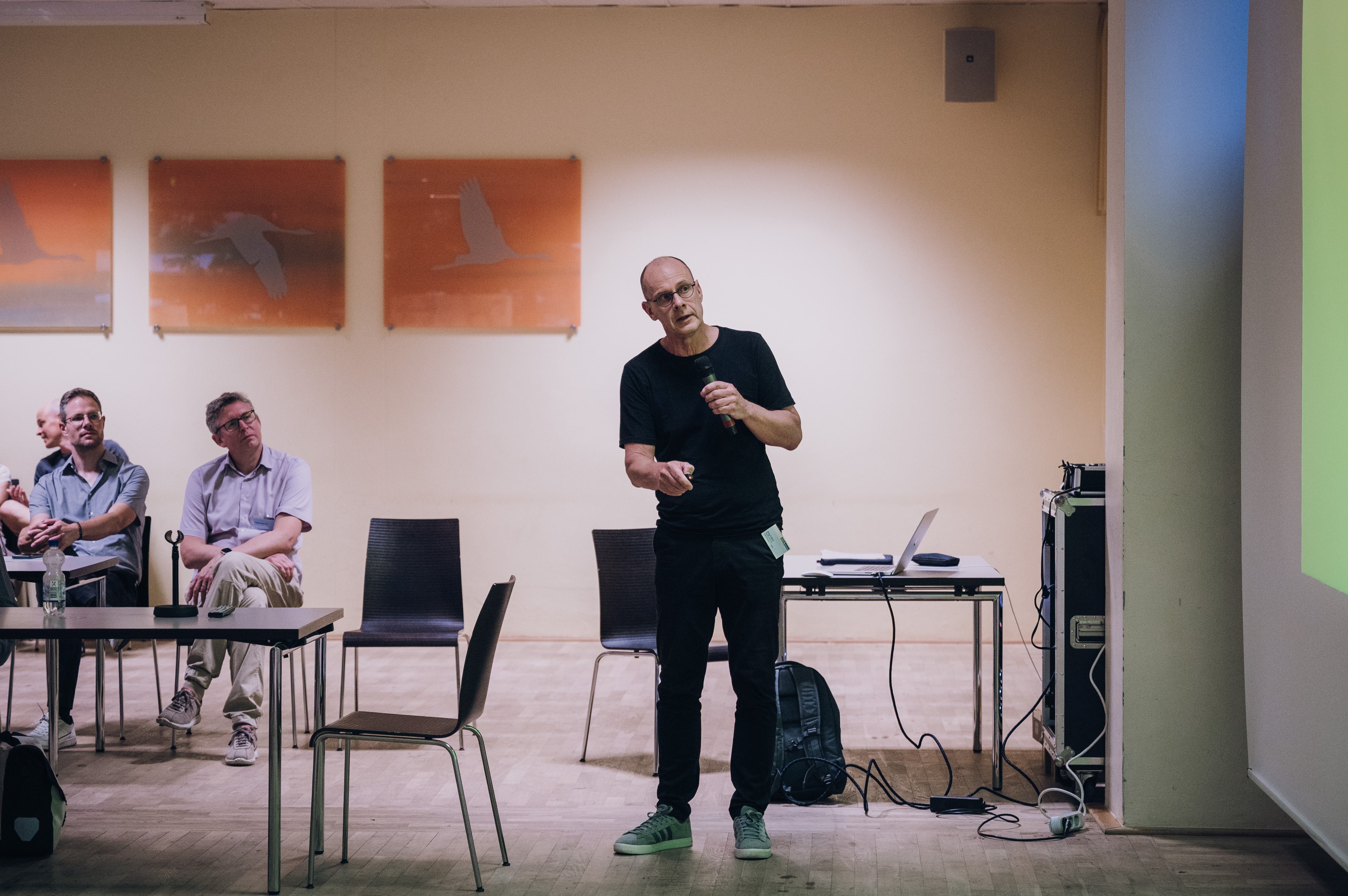 Jörg Faltin vom Büro FSW Düsseldorf stellte die Wettbewerbsarbeiten im Schnelldurchlauf vor.