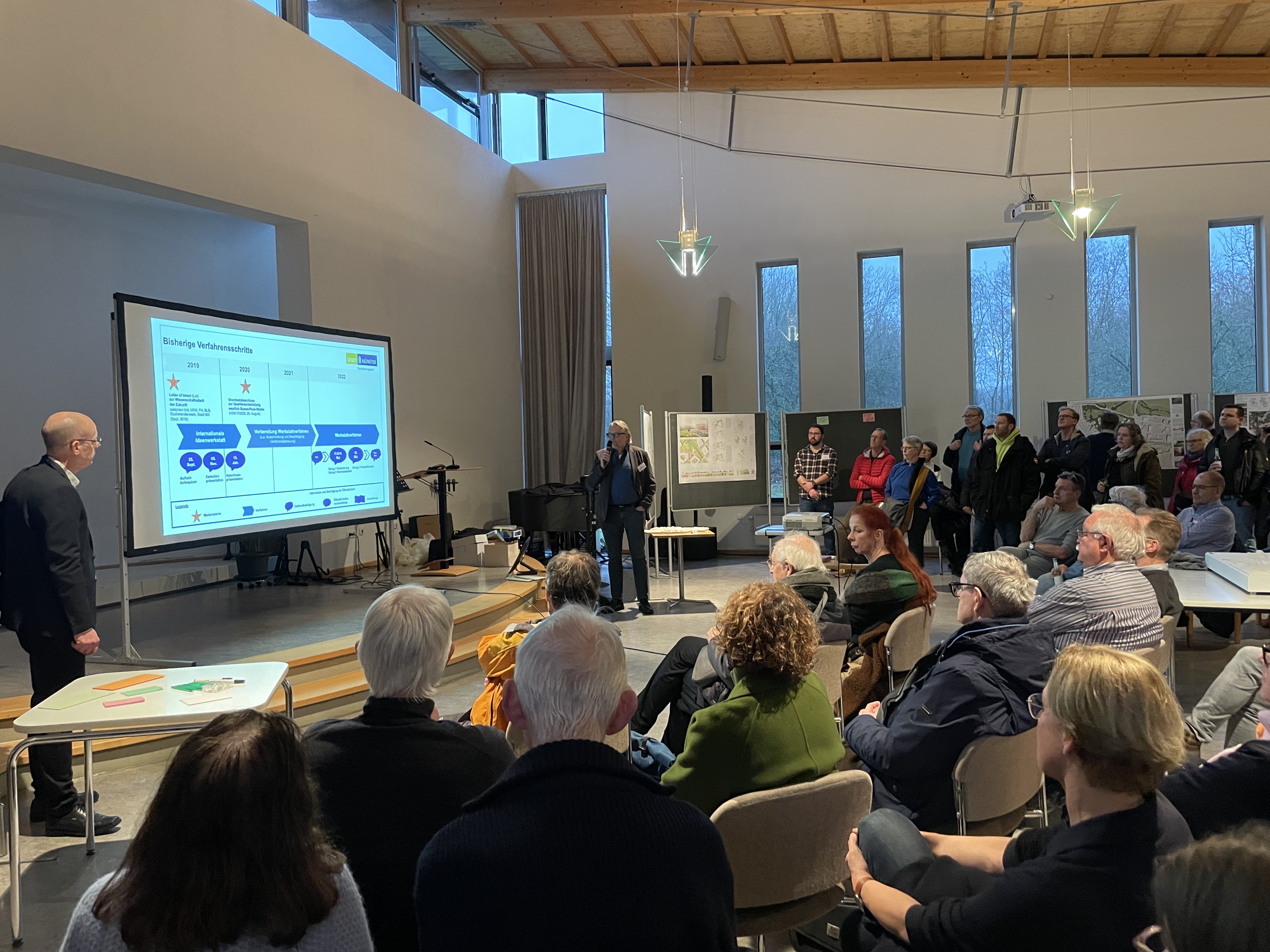 Begrüßung der Bürgerinnen und Bürger im Saal der freien ev. Gemeinde Münster