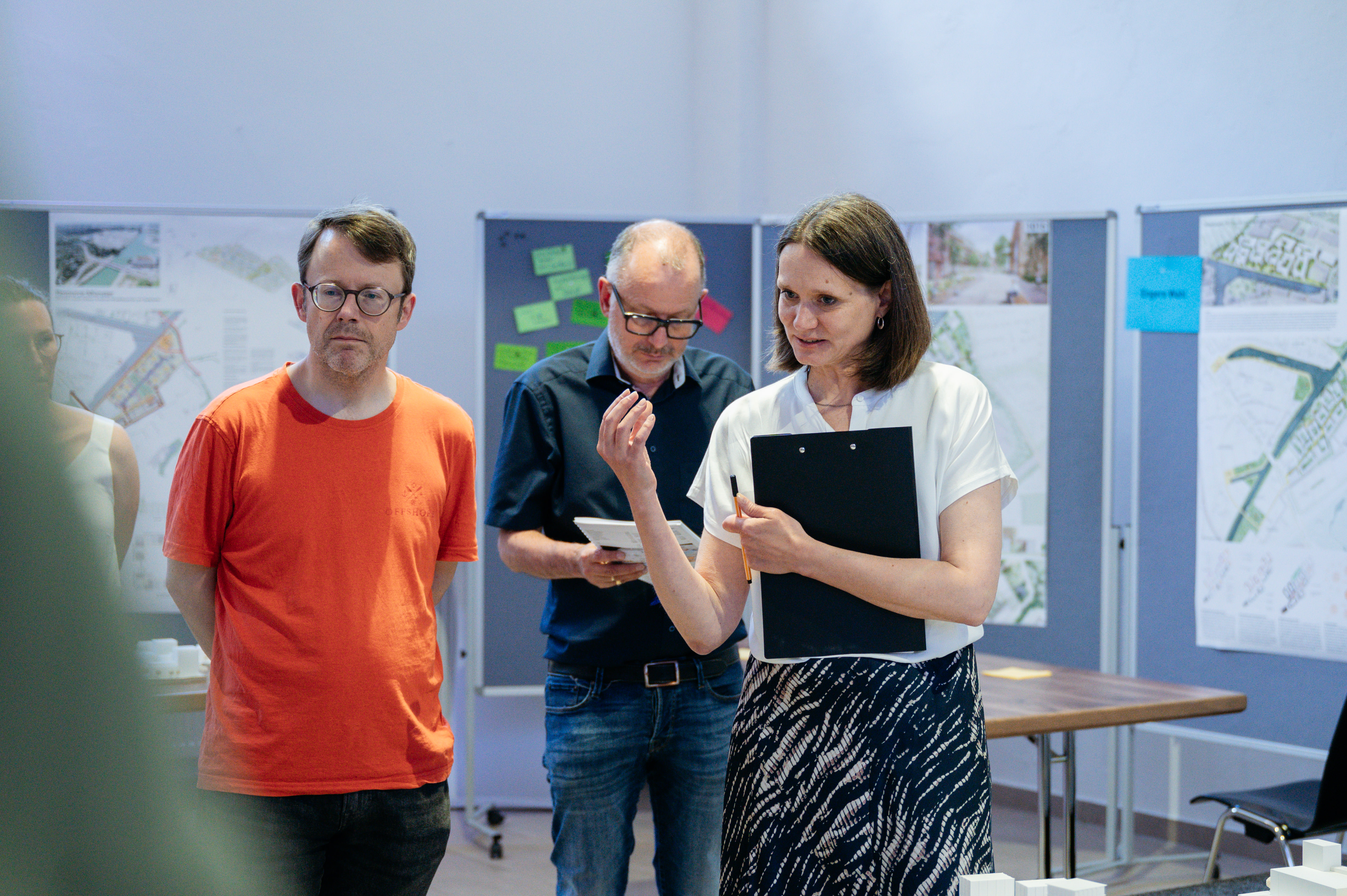 von links nach rechts: Ulrich Thoden (Mitglied des Preisgerichts), Thomas Klein (Wirtschaftsförderung Münster GmbH), Svenja Hennig (Mitglied des Preisgerichts)