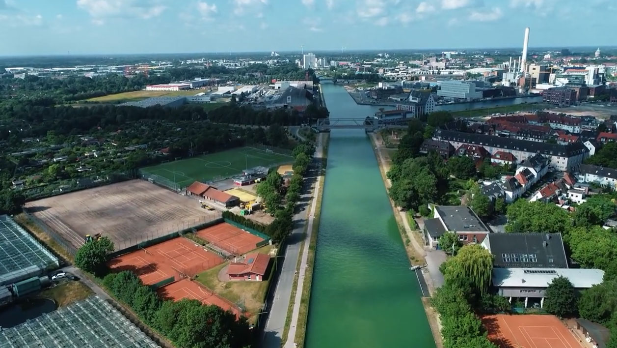 Blau-grünes Band: Vogelflug über den Kanal