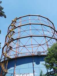 Foto des Gasometers vor blauem Himmel