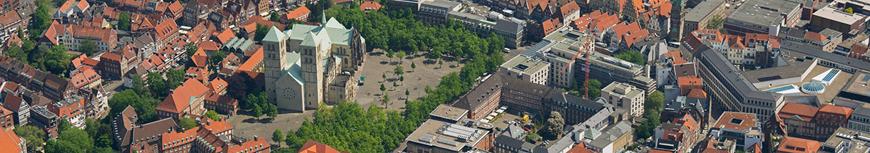 Schrägluftbild der Innenstadt mit Dom