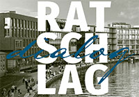 Schwarz-weiß-Foto des Hafens mit Schriftzug 'Ratschlag - Dialog'