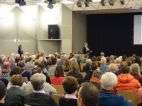 Christopher Festersen (Amtsleiter Stadtplanungsamt) begrüßt die rund 230 interessierten Bürgerinnen und Bürger bei der Auftaktveranstaltung Ende Januar.