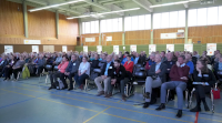 Das Foto zeigt die rund 200 interessierten Bürgerinnen und Bürger, wie sie in der Mehrzweckhalle des Sportverins sitzen und dem Vortrag durch Herrn Köbel vom Büro plan-lokal folgen.