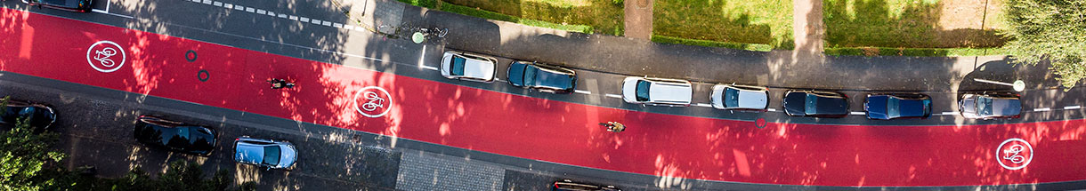 Luftbild einer rot eingefärbten Fahrradstraße