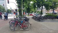 Das Bild zeigt voll besetzte Fahrradanlehnbügel in der Stadt