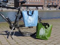 Foto der zu gewinnenden Fahrradtaschen in hellblau und dunkelgrün