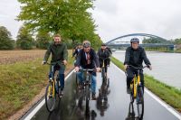 Der Bauabschnitt 6 ist ab sofort komfortabel nutzbar (September 2022; Foto: Stadt Münster / Michael C. Möller) Das Foto zeigt fünf Menschen, die auf dem Rad auf der umgebauten Kanlpromenade unterwegs sind.