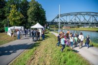 Das Foto zeigt viele Menschen - Kinder und Erwachsene - direkt an der Kanalpromenade (Foto: Michael C. Möller)