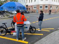 Quelle: Stadt Münster Zu sehen sind Menschen, die an einem Infostand im Gespräch sind