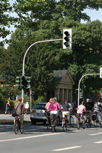 Foto: Radfahrergruppe vor einer Ampel