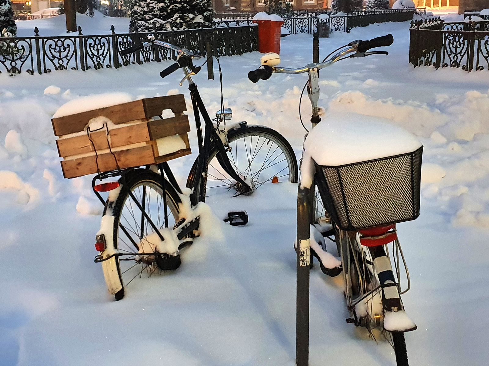 Fahrräder im Schnee