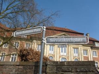 Zwei Straßenschilder