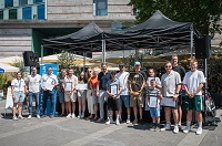 Auf dem Bild ist die Preisverleihung zu sehen. Es sind Vertreterinnen und Vertreter der Stadt Münster abgebildet zusammen mit erfolgreichen Radlerinnen und Radlern, die entsprechende Urkunden in den Händen halten. Ein Teammitglied aus dem Team der Stadtverwaltung hält den Wanderpokal " das goldene Rad" in den Händen, das man für die am meisten geradelten Kilometern erhält.