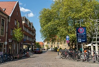 Es ist die Zufahrt zur Königsstraße abgebildet, die in eine Sackgasse führt. Rechts am Anfang der Königsstraße vom Ludgerikreisel kommend ist eine LED-Tafel abgebildet, die gerade anzeigt, dass der Parkplatz in den Arkaden frei ist.