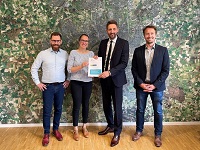 Auf dem Bild sind folgende Personen abgebildet: (v.l.): Lars Kraehnke (Amt für Mobilität und Tiefbau), Sybille Ellermann (Zukunftsnetz), Stadtbaurat Robin Denstorff und Dr. Tobias Bödger (Zukunftsnetz).